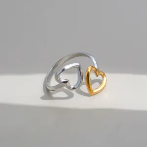 Detailansicht eines trendigen Doppelherz-Offenen Rings im schicken Gold-Silber-Zwei-Ton-Design.