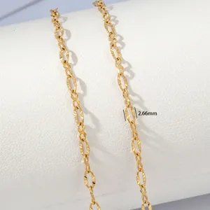 Nahaufnahme der goldenen Edelstahlkette Detail, elegantes texturiertes Schmuckaccessoire.