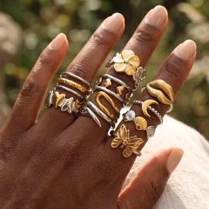 Nahaufnahme Detail von mehrschichtigen Edelstahlringen mit Gold- und Silbermix-Design.