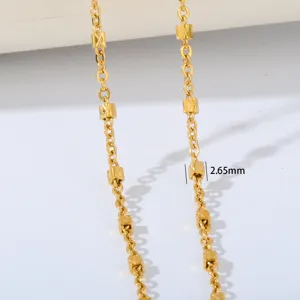 Goldfarbene Edelstahl Kette Halskette Detailaufnahme mit geometrischem Perlen 2.65mm.