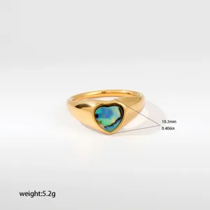 Anillo de acero inoxidable dorado con concha en corazón vista detalle peso 5,2g.