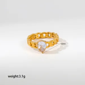 Anillo de cadena de acero inoxidable dorado con detalle de piedra de cristal en pera.