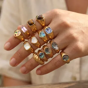 Massive goldfarbene Edelstahl Ringe mit bunten Muschelsteinen, stylischer Modeschmuck.