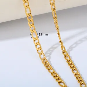 Nahaufnahme Detailansicht der vergoldeten Edelstahl Figaro Kette mit 3.8 mm Breite.