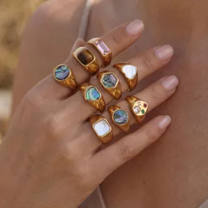 Edelstahl vergoldete stapelbare Ringe Set mit Perlmutt und Abalone Muschel fuer Damen.