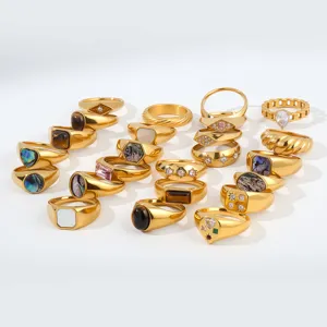 Edelstahl Vintage Mode Ring Kollektion mit verschiedenen einzigartigen Einlagen.
