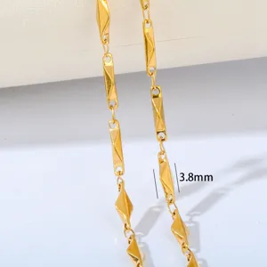 Goldfarbene Metall Kette Detailaufnahme mit geometrischen Gliedern und 3,8mm Breite.