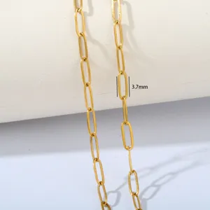 Goldene Edelstahl Bueroklammer Kette Detail Ansicht, langlebiger und moderner Schmuck