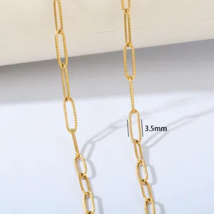 Nahaufnahme Detail einer vergoldeten Edelstahl Paperclip Kette Glied mit 3,5mm Breite.