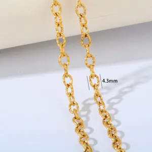 Detailansicht der vergoldeten, texturierten Edelstahlkette, stilvolles DIY-Schmuckzubehör.