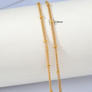 Goldfarbene zarte Kette für Damen, eleganter minimalistischer Modeschmuck mit feinem Stil.