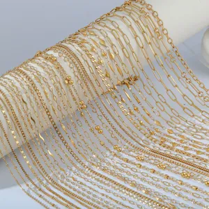 Detailaufnahme verschiedener vergoldeter Edelstahlketten, ideal für individuellen Schmuck.
