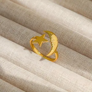Exquisito anillo celestial chapado en oro 18K con diseño de luna y estrella, joya elegante.