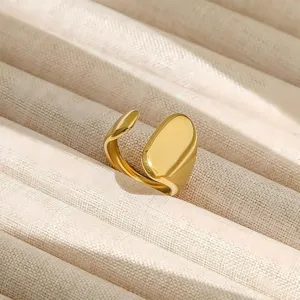 Detalle de primer plano de anillo abierto bano de oro sobre expositor de terciopelo.