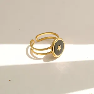 Exquisito anillo abierto chapado en oro con disco negro chic y motivo de estrella.
