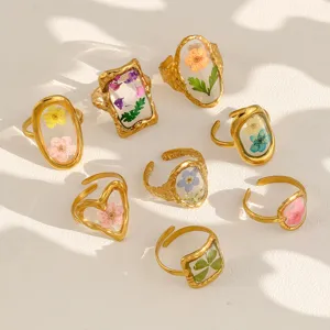Stainless steel gold-plated transparent resin pressed dried flower rings, irregular gentle style daily jewelry.