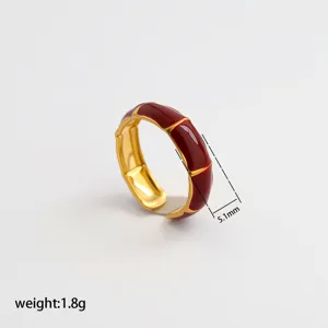 Anillo ajustable de acero inoxidable con esmalte rojo diseno bambu, vista detallada.