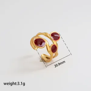 Vista detallada del anillo de acero inoxidable ajustable con esmalte rojo vino y 20,9mm.