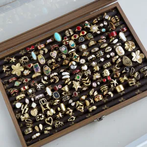 Conjunto de anillos dorados vintage surtidos con diseños florales y piedras para mujeres.