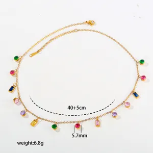 Close-up detail van de meerkleurige edelsteen hangketting met elegant gouden kettingontwer.