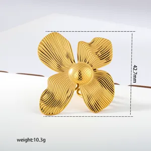 Gold flower stainless steel ring detail view showing elegant style and dimensions.