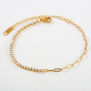 Nahaufnahme Detailfoto des goldenen Edelstahl Zirkon Büroklammer Ketten Armbandes.