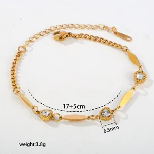 Edelstahl Herz Armband Detailaufnahme mit funkelndem Zirkonia Stein und eleganter goldener Kette.