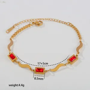 Edelstahl Gold Armband mit rotem Zirkon und Wellen-Gliedern, schickes Detail-Design.