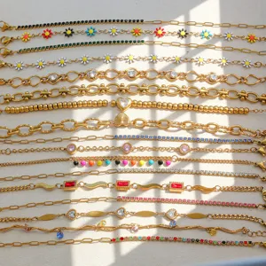 Nahaufnahme von Edelstahl bunten Zirkon und süßen Gänseblümchen Charms Armbändern.