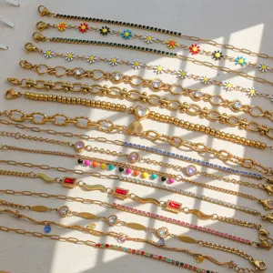 Detaillierte Nahaufnahme von bunter Zirkon Edelstahl Gänseblümchen Herz Kette Armbänder.
