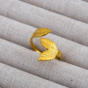 Anillo abierto de hoja chapado en oro, elegante joyería de dedo ajustable para mujeres.