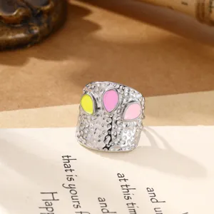 Brede roestvrijstalen gehamerde open ring met kleurrijke druppel olie inlays voor vrouwen.