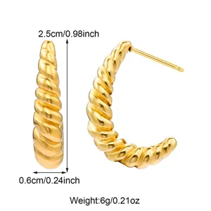 Détail de boucles d'oreilles créoles torsadées dorées, 2,5 cm, design élégant.