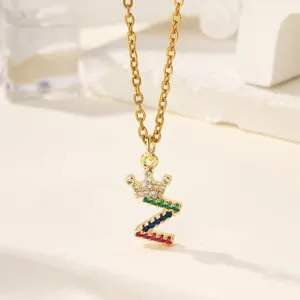 Primo piano dettagliato della collana con ciondolo lettera Z corona con zirconi colorati.