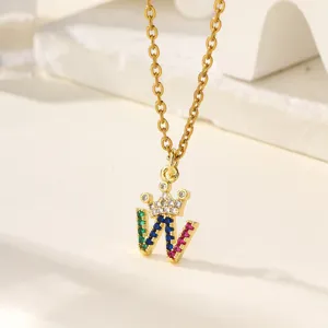 Collana con ciondolo lettera W e corona impreziosita da zirconi colorati su catena oro.
