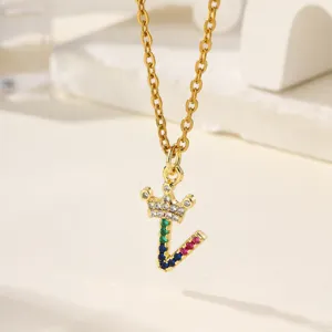 Collana con ciondolo lettera corona zircone colorata micro-pavé in rame bagnato oro.