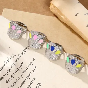 Roestvrijstalen statement open ringen met gehamerd ontwerp en kleurrijke emaillen druppels.