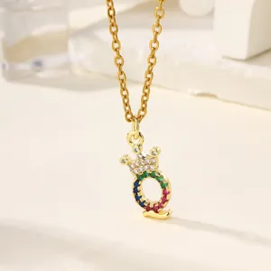 Primo piano dettagliato di una collana con ciondolo lettera Q dorata e zirconi.