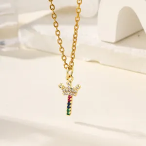 Collana con ciondolo lettera corona zirconi colorati micro-pavé in rame dorato elegante.