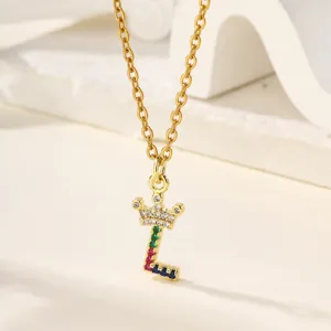 Collana con pendente lettera L corona placcata in oro con dettagli in zirconi colorati.