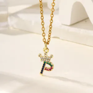 Primo piano dettagliato di una collana con ciondolo a lettera P e corona dorata con zirconi.