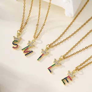 Collana con ciondolo a lettera con corona e zirconi colorati micro-pavé placcata in oro