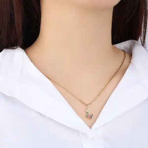 Collana oro con ciondolo lettera alfabeto e corona in zirconia cubica colorata vista principale.