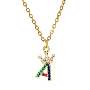 Collana dorata con ciondolo lettera A a corona e zirconi colorati. Vista principale prodotto.