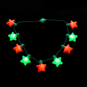 Weihnachtsgirlande Detailansicht, leuchtende Sternen LED Partykette Nahaufnahme Design.