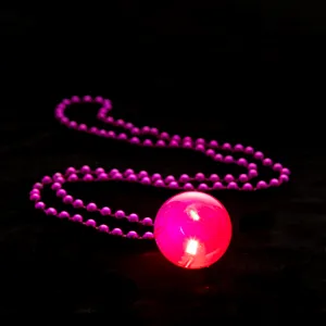Lichtgevende Retro Disco Bal Hanger Halsketting Voor Vrouwen Nachtclub Jaren 70 Feest LED Licht Op Plastic Hars Sieraden Nek Accessoire