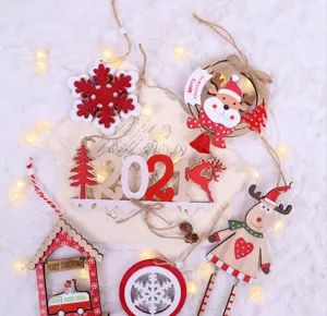 Set di ornamenti sospesi in legno di Natale decorazioni creative per alberi festivi.