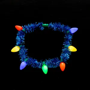 Nahaufnahme des bunten blinkenden Lamettakette mit leuchtenden Glühbirnen für Weihnachtsfeier.