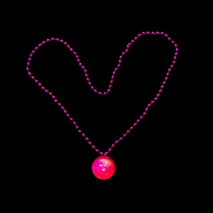 Lichtgevende disco bal hanger ketting, retro 70s stralende feest sieraden gedetailleerd weergave.