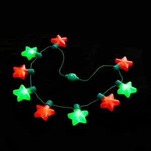 Nahaufnahme von leuchtenden Weihnachts-Sternen-Lichterketten mit roten und grünen LED.